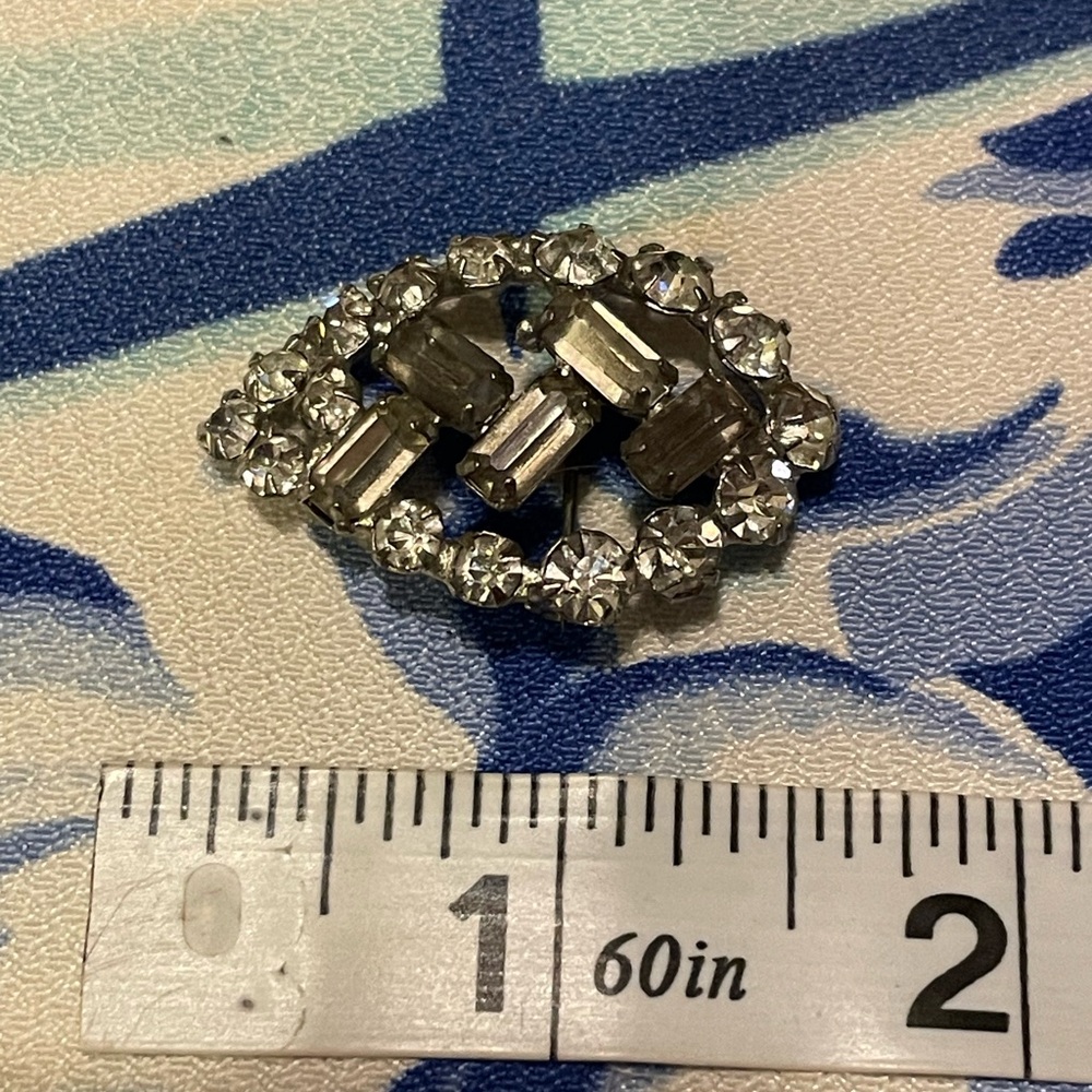 Rhinestone leaf pin - Picture 3 of 4